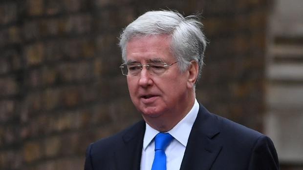 Dimite ministro de Defensa británico Michael Fallon tras acusación de conducta inapropiada