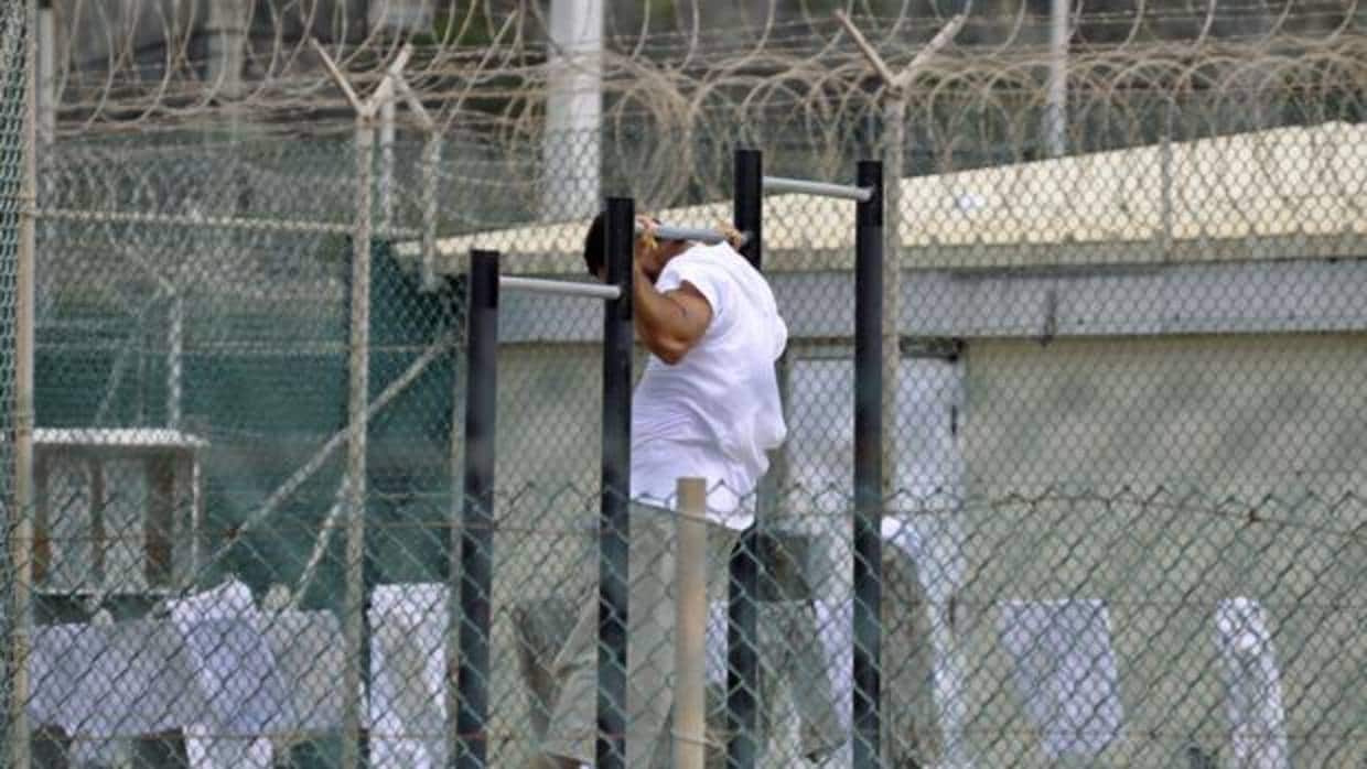 Un detenido en Guantánamo hace ejercicio