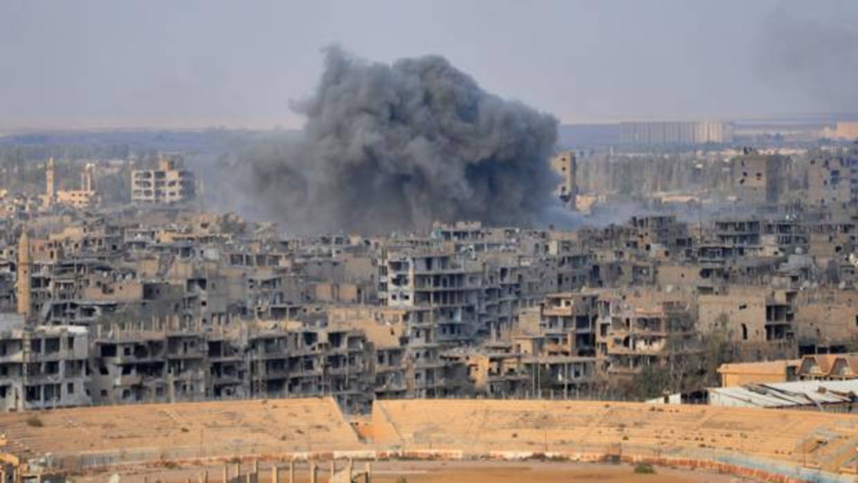 Aspecto de la ciudad de Deir Ezzor, tras los enfrentamientos este jueves entre el Ejército sirio y los yihadistas