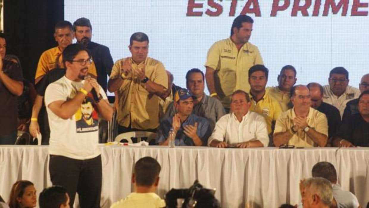 Freddy Guevara (i), vicepresidente primero del Parlamento venezolano, durante un acto político