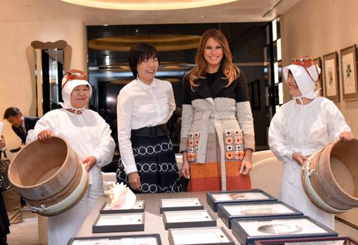 Akie Abe y Melanie Trump en la joyería de perlas más lujosa de Tokio