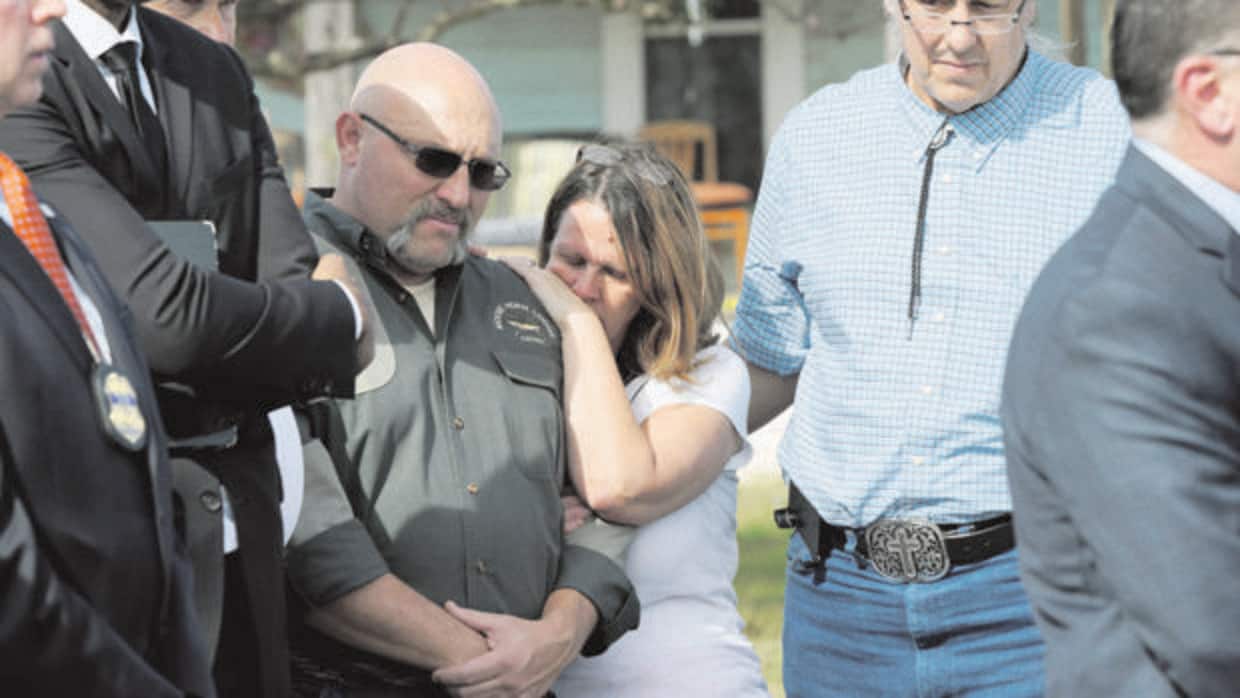 El pastor Frank Pomeroy, que perdió a una de sus hijas en el tiroteo, hoy junto a su mujer