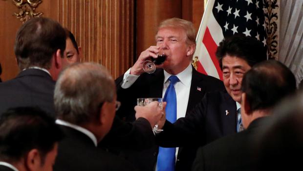 Trump promete a Japón armas para derribar los misiles de Corea del Norte