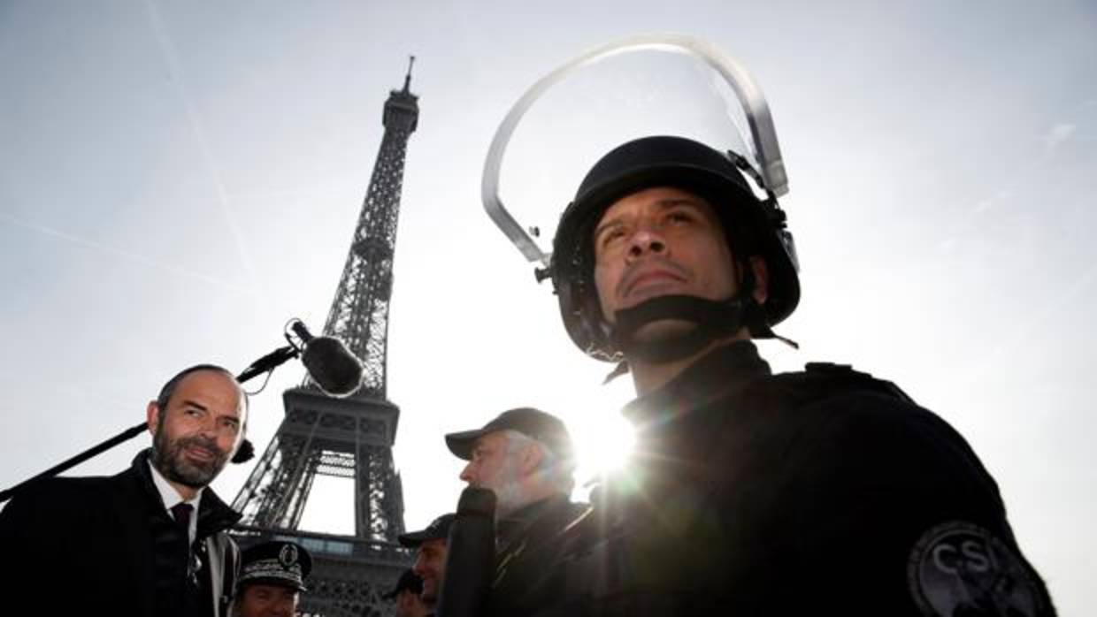 El primer ministro francés, Edouard Philippe (i), visita a las fuerzas de seguridad desplegadas en la Torre Eiffel y alrededores, en París, Francia, hoy 1 de noviembre de 2017