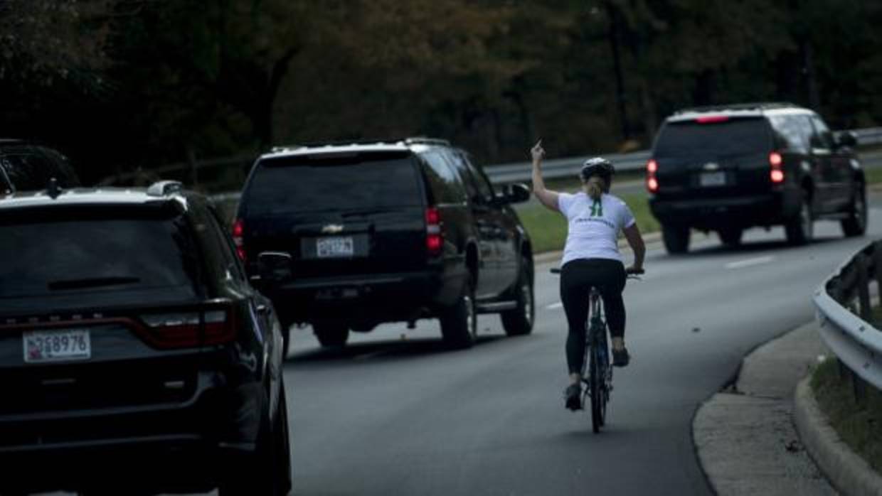 Imagen con el gesto obsceno a la caravana presidencial subido por la propia mujer a las redes