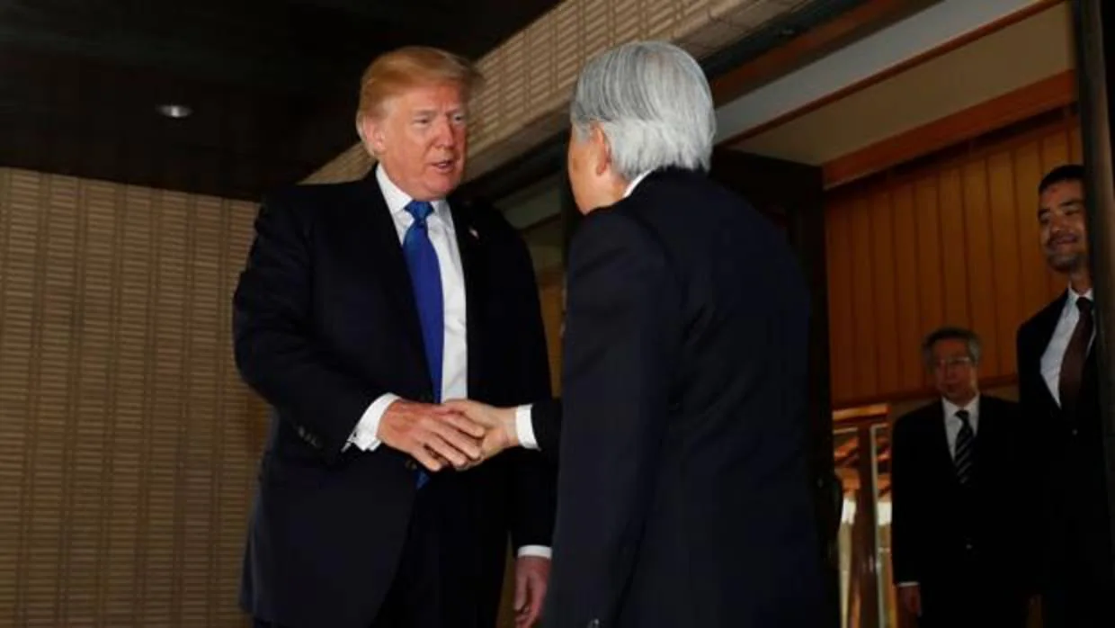 Trump da la mano al emperador Akihito y evita inclinarse ante él como hizo Obama