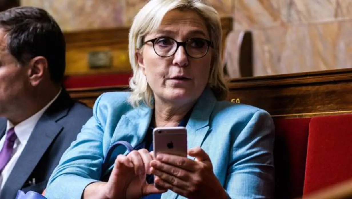 La diputada y líder del Frente Nacional francés, Marine Le Pen, participa en una sesión del control del gobierno en la Asamblea Nacional de París