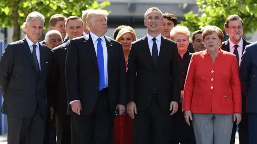 Trump, rodeado del resto de líderes de la OTAN durante un encuentro en Bruselas