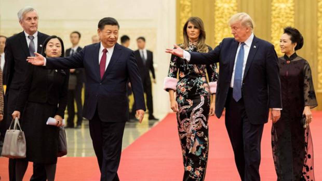 El presidente de EE. UU. Donald Trump hace un gesto hacia el presidente de China, Xi Jinping