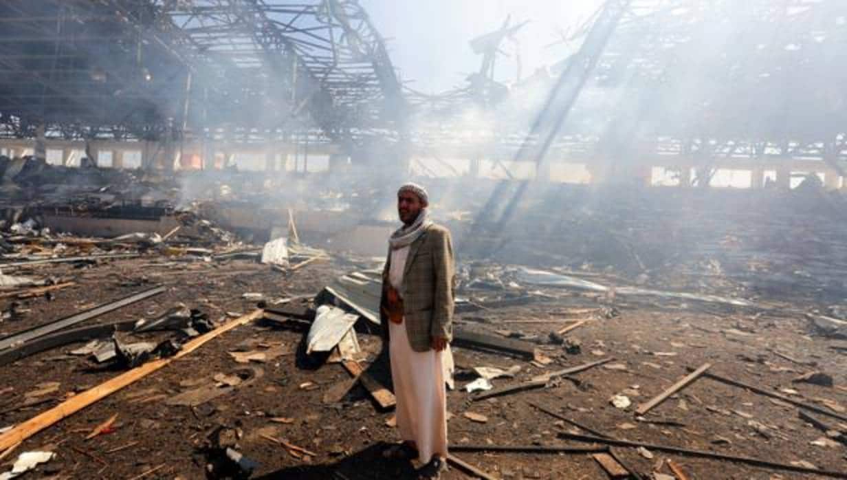 Efectos de un reciente bombardeo de la coalición saudí en la capital de Yemen, Saná