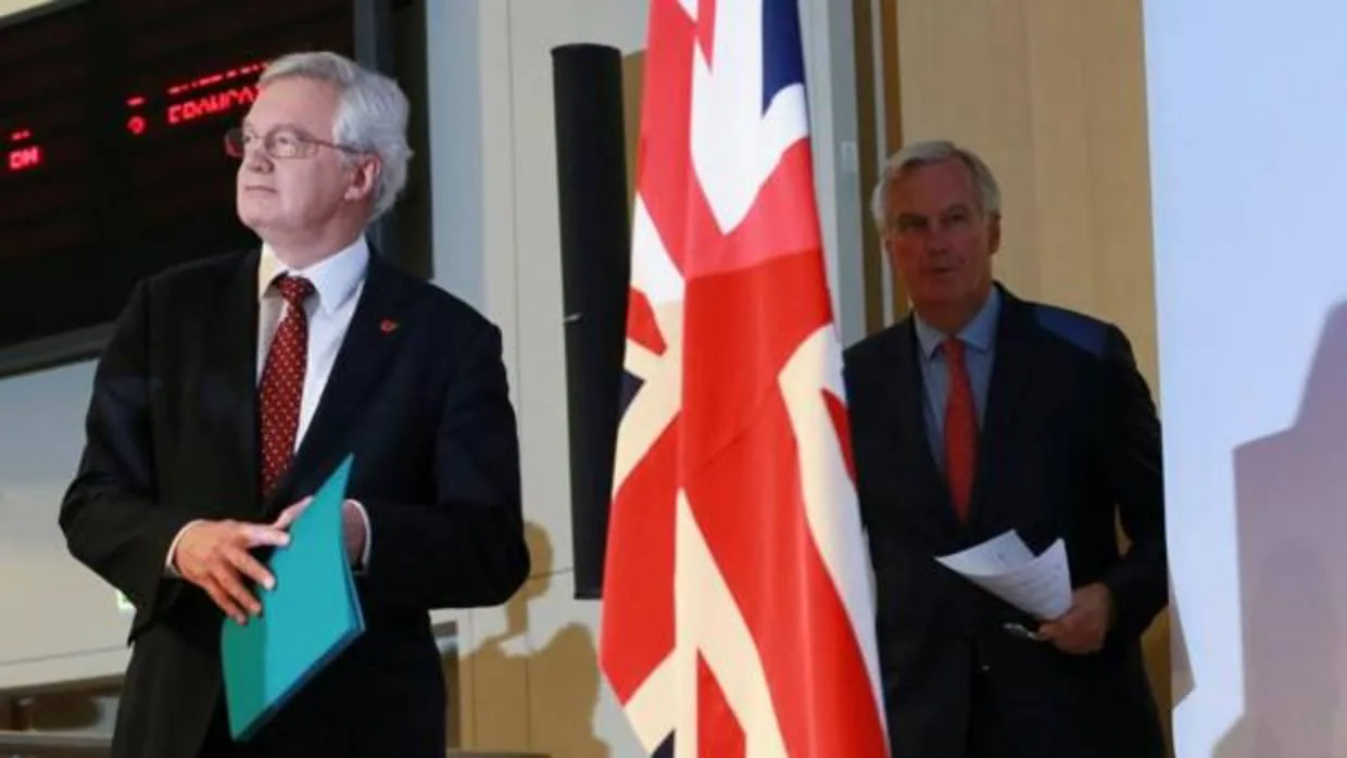 El ministro británico para el «Brexit», David Davis (i), y el negociador jefe de la UE, Michel Barnier