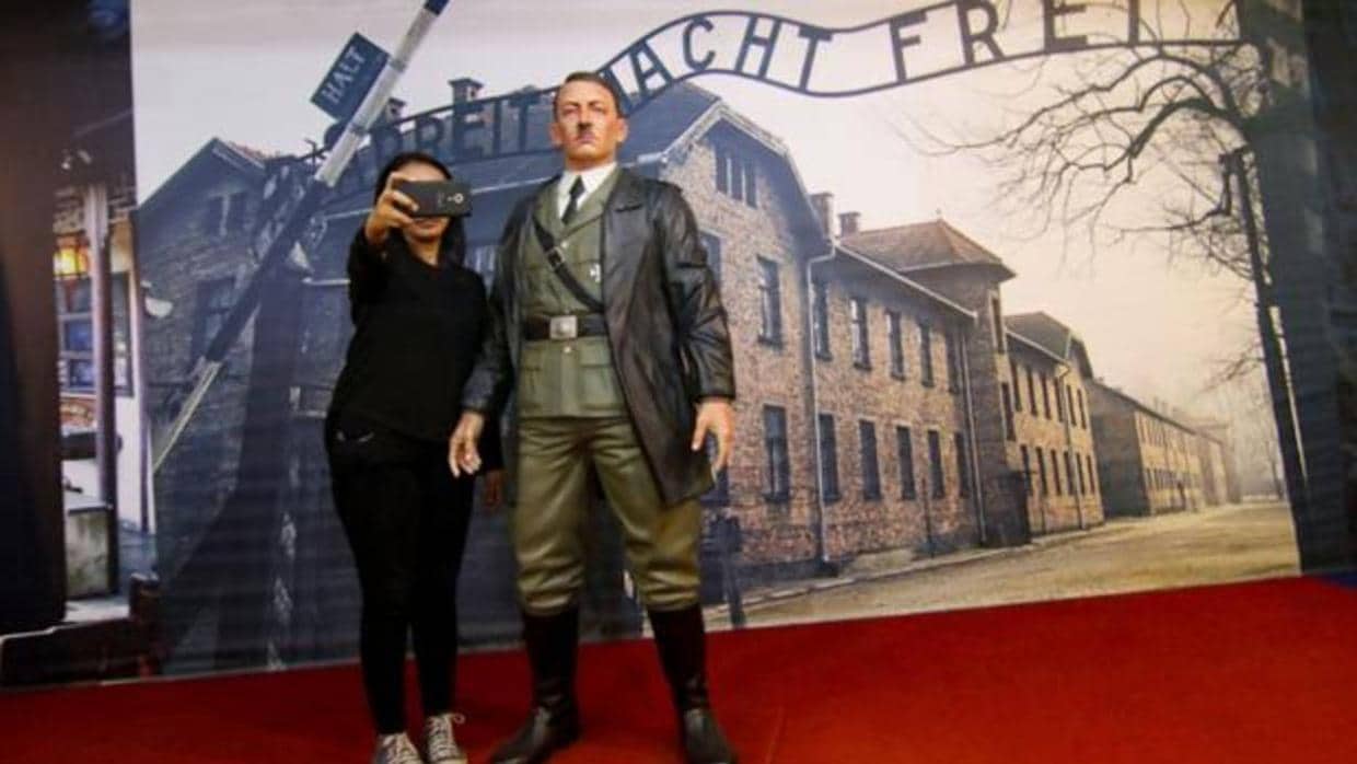 Una visitante se fotografía con la figura de Hitler que el museo de Yogyakarta (Indonesia) ha decidido retirar