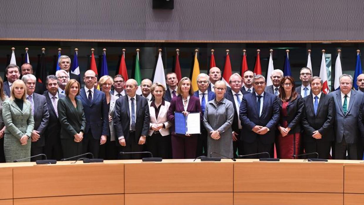 Federica Mogherini, con los ministros de Defensa y Exteriores de 23 países de la UE, tras la firma del compromiso sobre la colaboración en defensa, este lunes en Bruselas