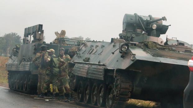 El Ejército de Zimbabue custodia a Mugabe y toma el control del país