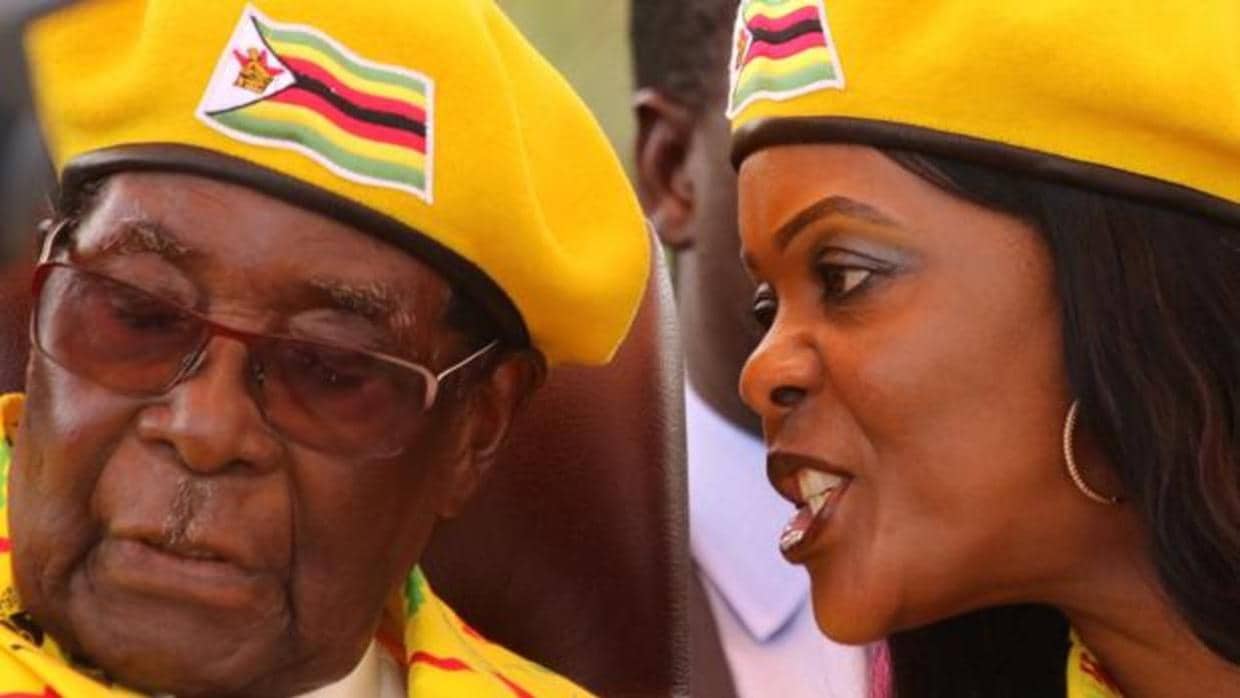 Grace Mugabe habla a su marido durante un acto político de su partido, ZANU(PF), el pasado 8 de noviembre