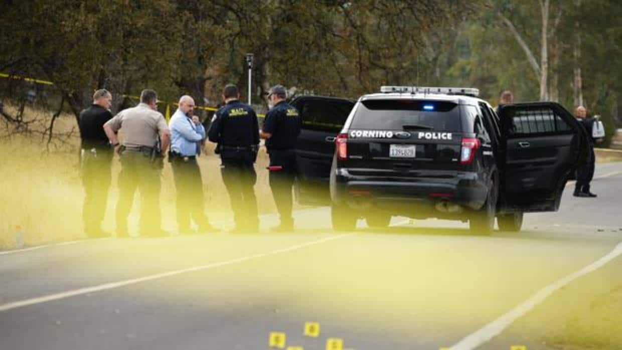 Agentes de policía en el lugar de los hechos tras el tiroteo cerca de una escuela en el norte de California