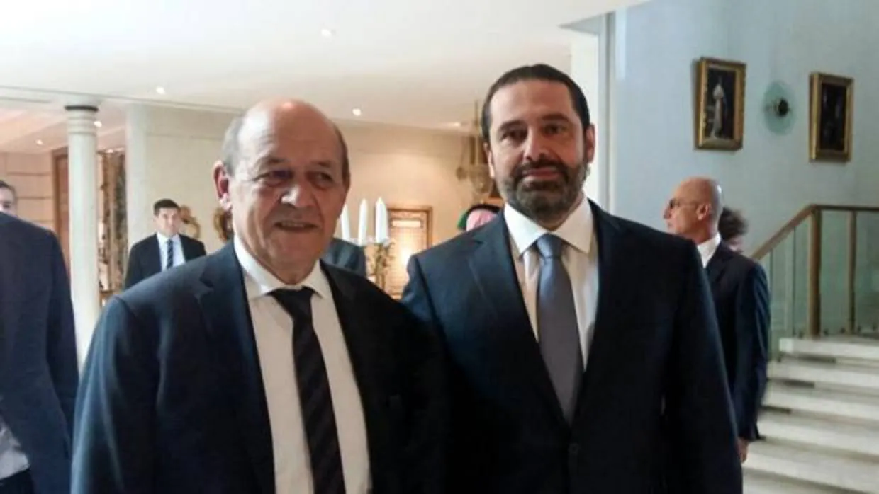 Saad Hariri, con el ministro de Exteriores francés, Le Drian, el jueves en el aeropuerto de Riad