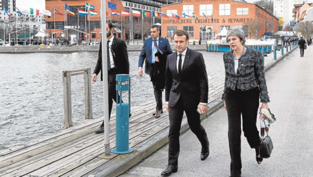 Emmanuel Macron y Theresa May, hoy en las calles de Gotemburgo
