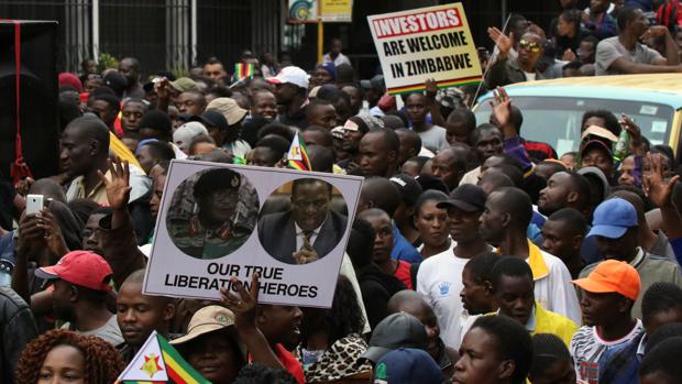 Miles de zimbabuenses piden la dimisión del Presidente Mugabe