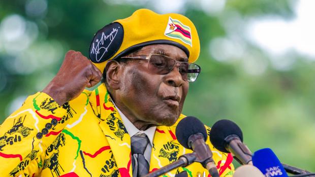 Mugabe no dimite y pide por televisión que Zimbabue vuelva a la normalidad