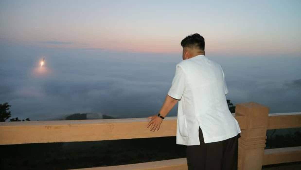 Kim Jong-un,observa el lanzamiento de un misil balístico en un área sin revelar de Coreal del Norte