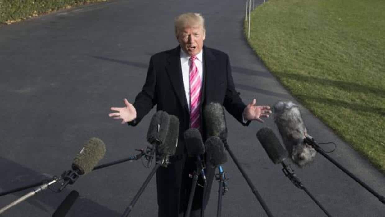 Donald Trump habla con la prensa en la Casa Blanca antes de viajar a su residencia en Palm Beach (Florida)