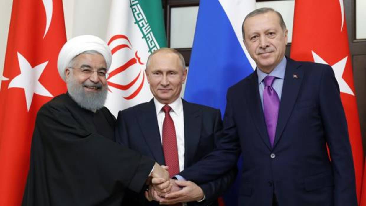 El presidente Vladimir Putin posa hoy con sus homólogos de Irán, Hasan Rohani (izda.), y turco, Recep Tayyip Erdogan