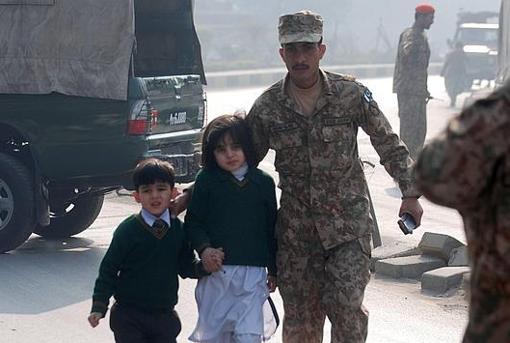 Miembros del Ejército rescatan a los niños del interior de la escuela