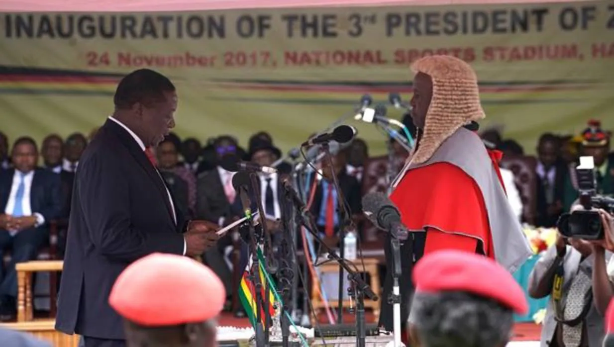 Emmerson Mnangagwa presta juramento como presidente en Harare