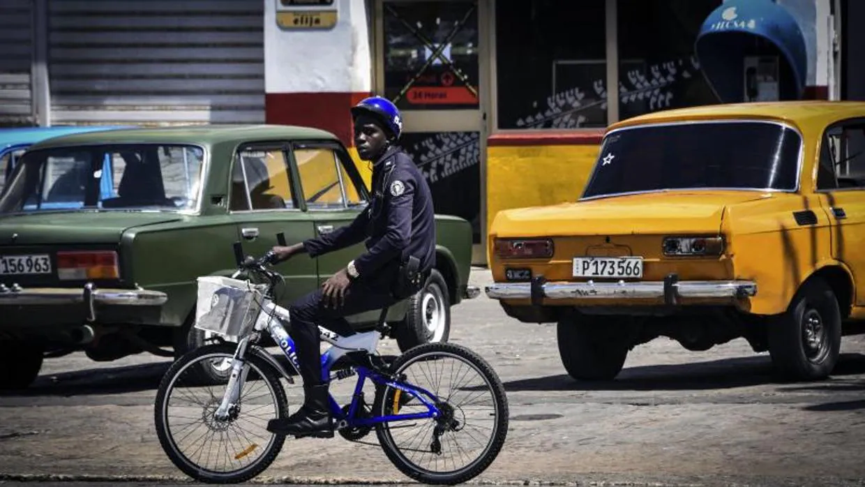 Un policía cubano patrulla en bicicleta por los alrededores de la embajada de Estados Unidos en La Habana