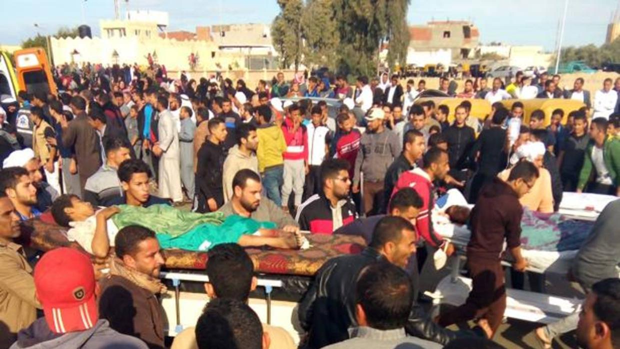 Egipcios trasladan a víctimas del atentado este viernes en la mezquita de Al Rawdah en el norte del Sinaí