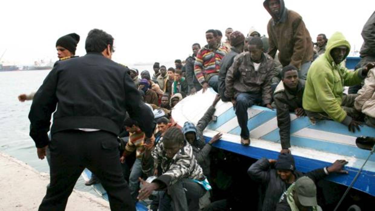 Foto de archivo de un rescate de inmigrantes en el Mediterráneo