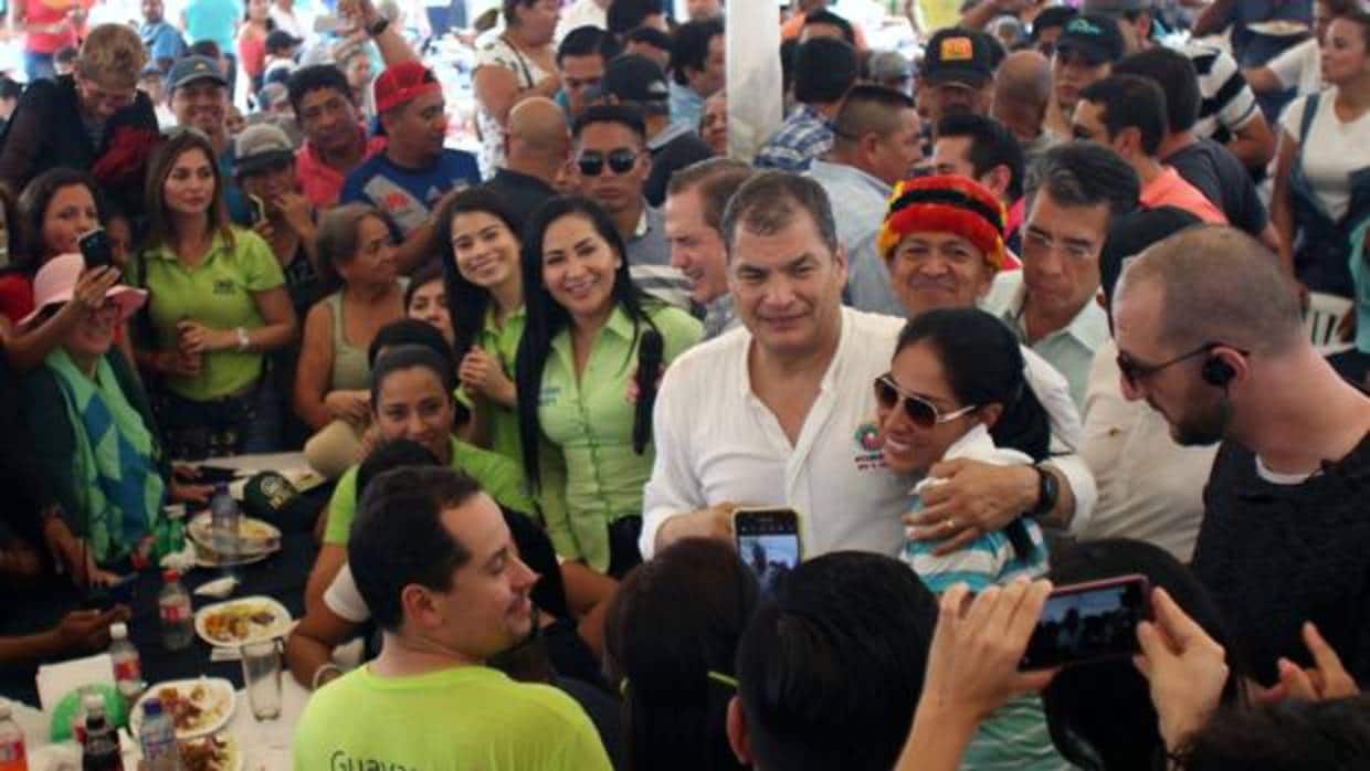 Rafael Correa, en una comida con simpatizantes tras su regreso a Ecuador