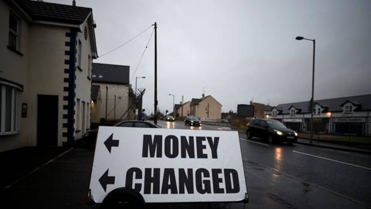 Un letrero anuncia una oficina de cambio en Derrylin, cerca de la frontera entre Fermanagh en Irlanda del Norte y Cavan en Irlanda