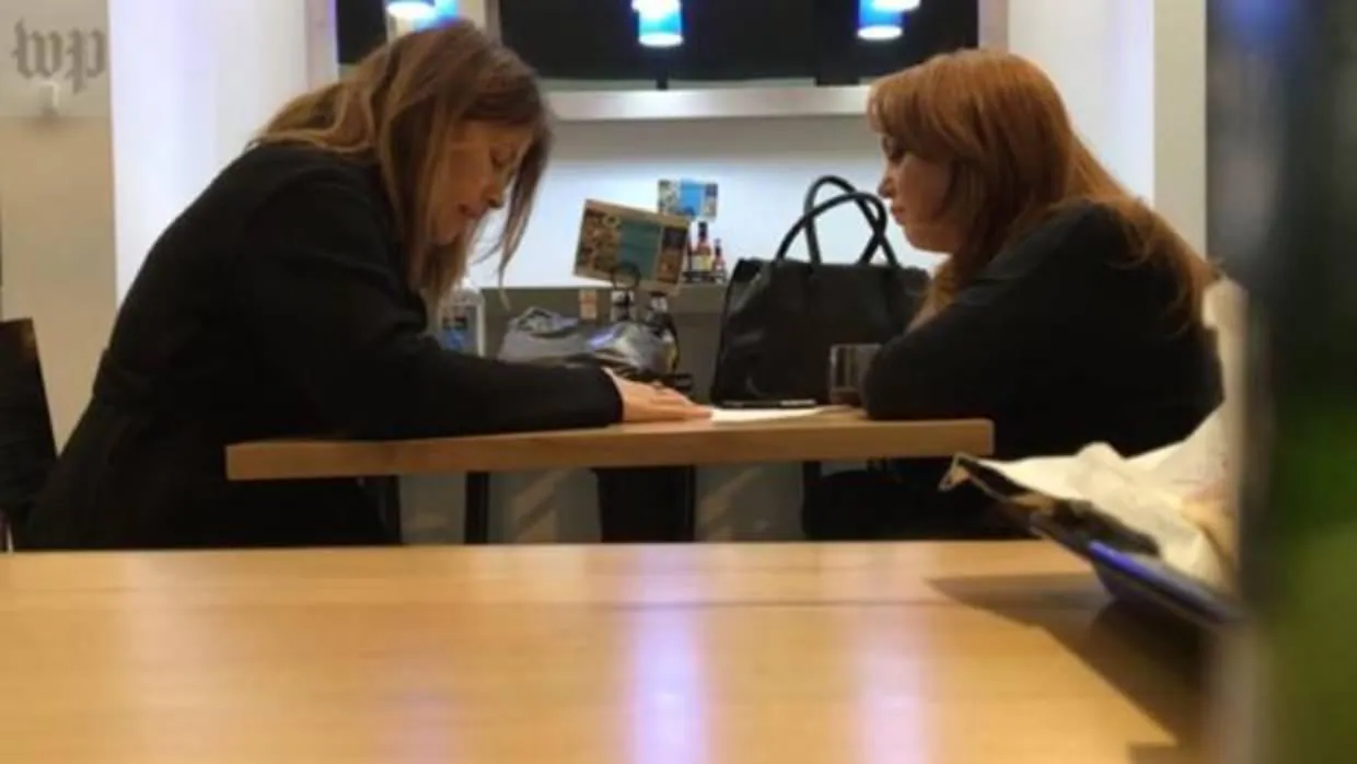 Imagen de un vídeo difundido por «The Washington Post» en el que se ve una conversación entre la periodista Stephanie McCrummen (a la izquierda) y el supuesto gancho de la trampa, Jaime Phillips