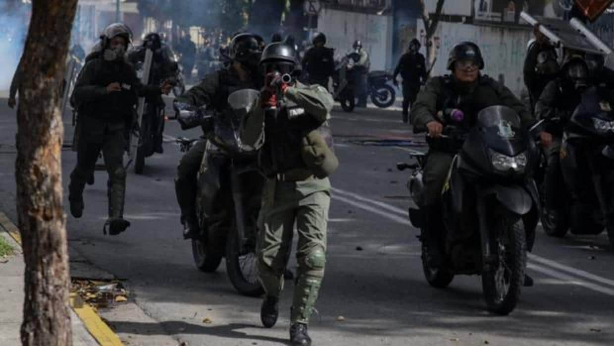 Agentes de las fuerzas de seguridad bolivarianas, durante una protesta el pasado julio