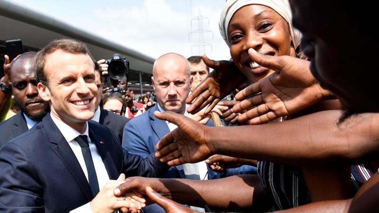 Emmanuel Macron, presidente francés, saluda a la multitud en una estación de tren de Abiyán, en el marco de la cumbre Unión Europea-Unión Africana