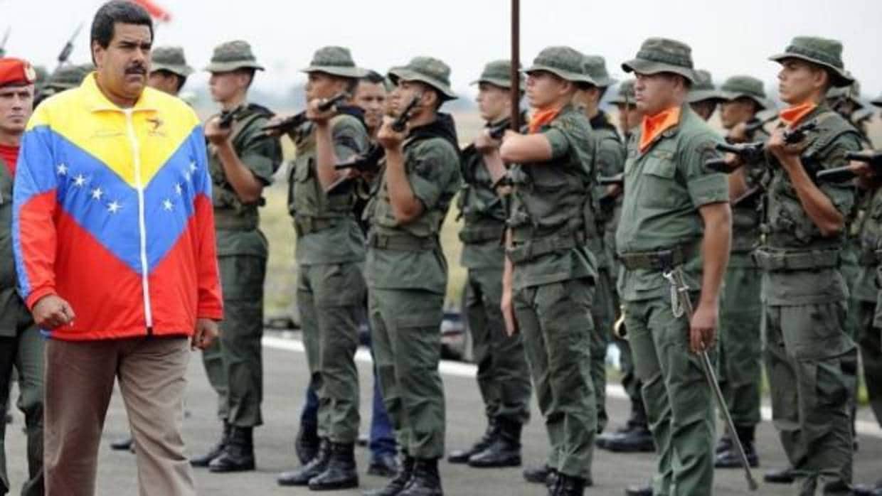 Nicolás Maduro camina frente a soldados de la Guardia Nacional en una foto de archivo