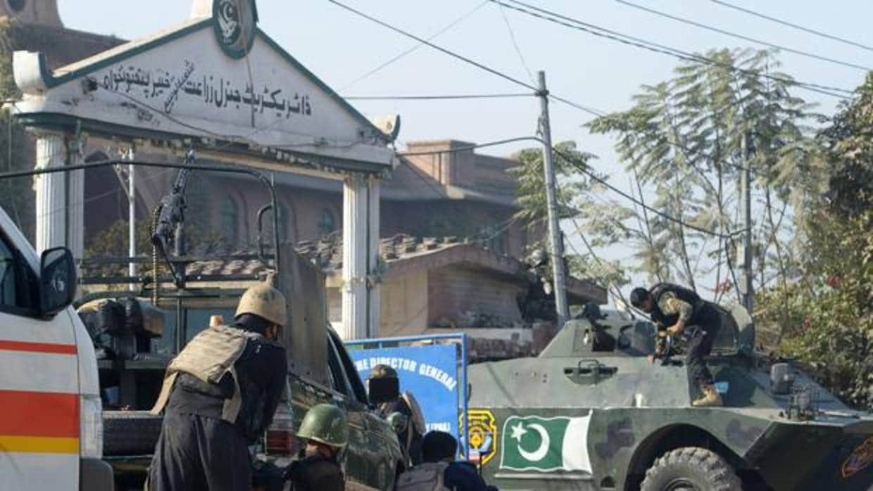 Al menos 14 muertos por el asalto armado a un campus de Pakistán de tres talibanes vestidos con burkas