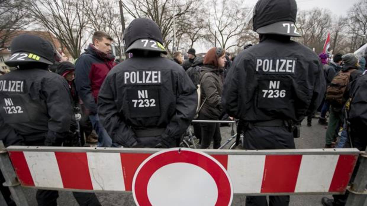 La policía antidisturbios alemana monta guardia durante una protesta contra la convención de la fiesta populista de derecha alemana 'Alternativa para Alemania'