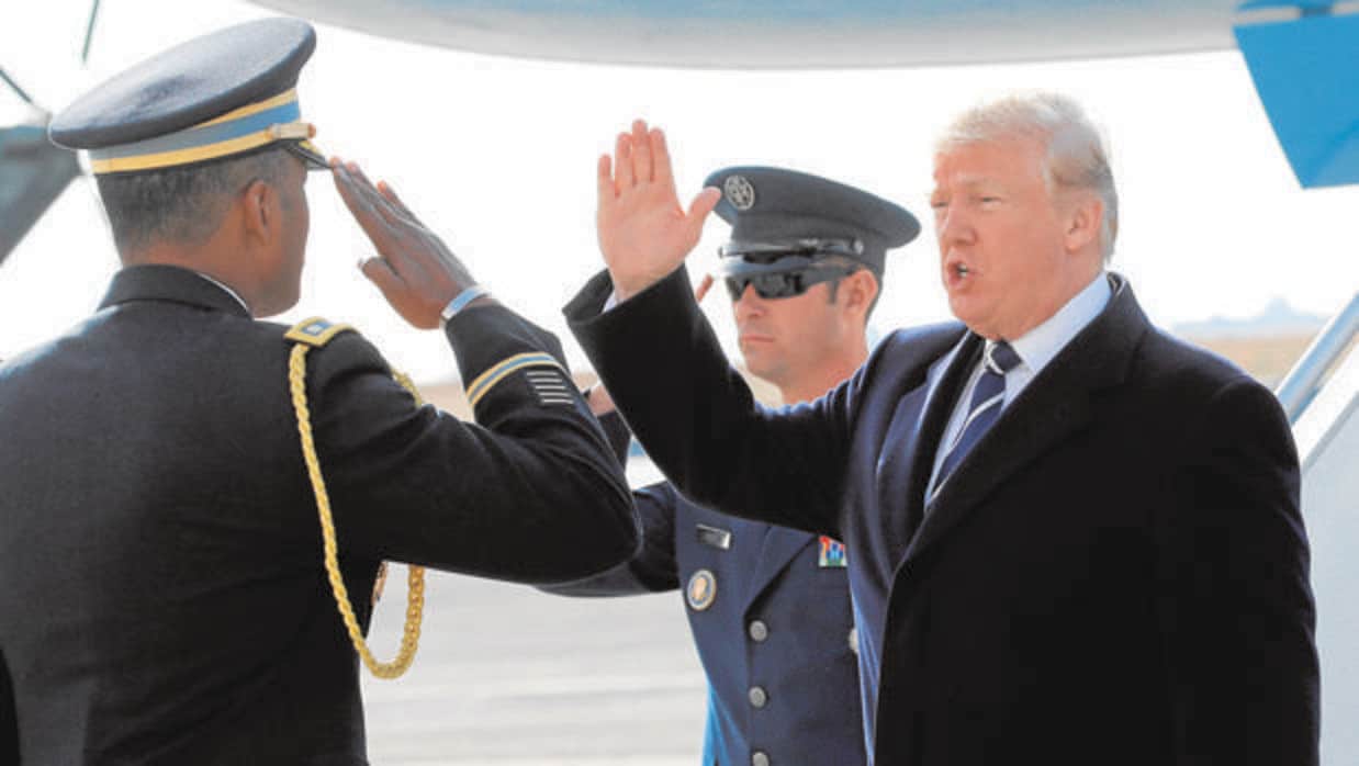 El presidente Trump saluda a su llegada, ayer, al aeropuerto JFK de Nueva York
