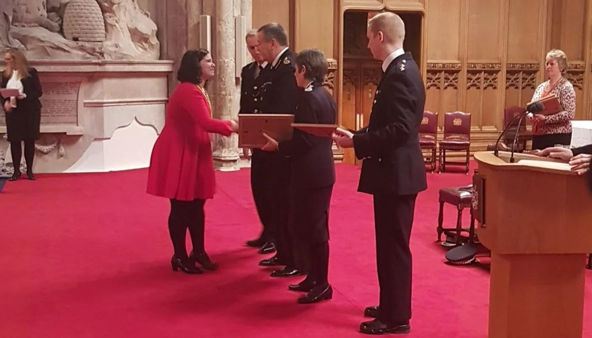 Isabel Echeverría recibe la máxima condecoración de las tres policías británicas, este lunes en Londres