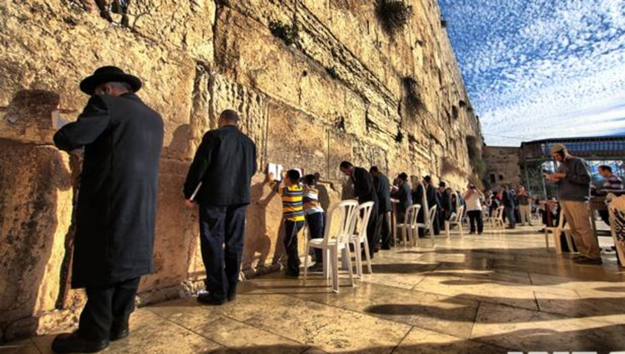 Un grupo de judíos reza en el Muro de las Lamentaciones