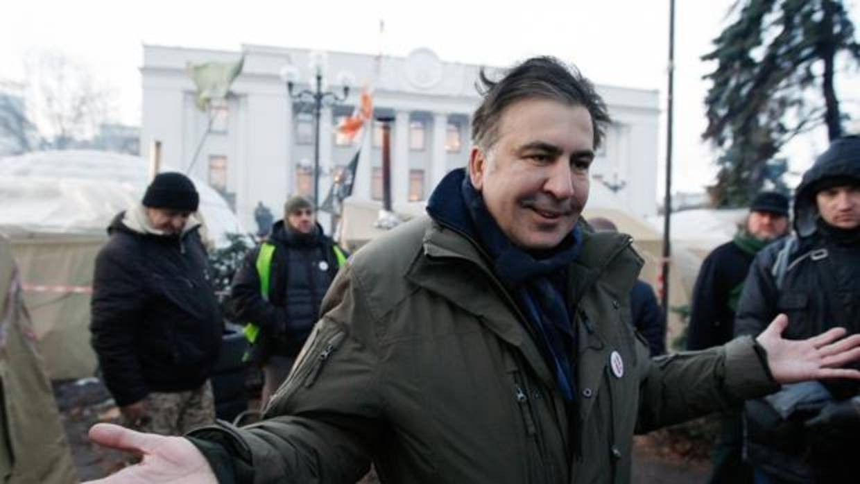 El expresidente georgiano y exgobernador de Odessa, Mijaíl Saakashvili, habla con los manifestantes acampados frente al Parlamento ucraniano, en Kiev