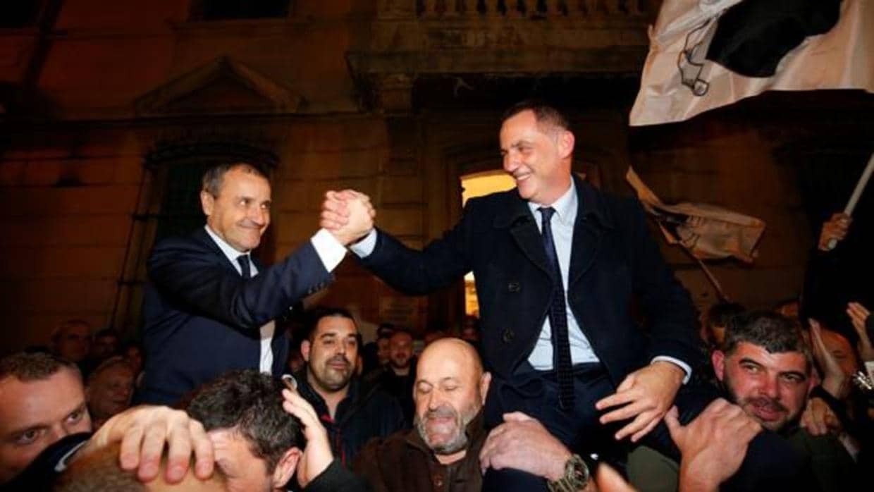 Jean Guy Talamoni (izq.) y Gilles Simeoni, candidatos de Pe a Corsica, a hombros de sus seguidores
