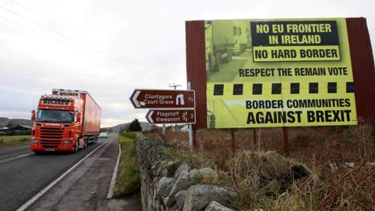 Vehículos cruzan la frontera entre las dos Irlandas junto a una valla en contra de una «frontera dura»