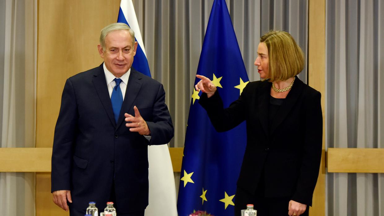 Benjamin Netanyanu y Federica Mogherini, este lunes en Bruselas