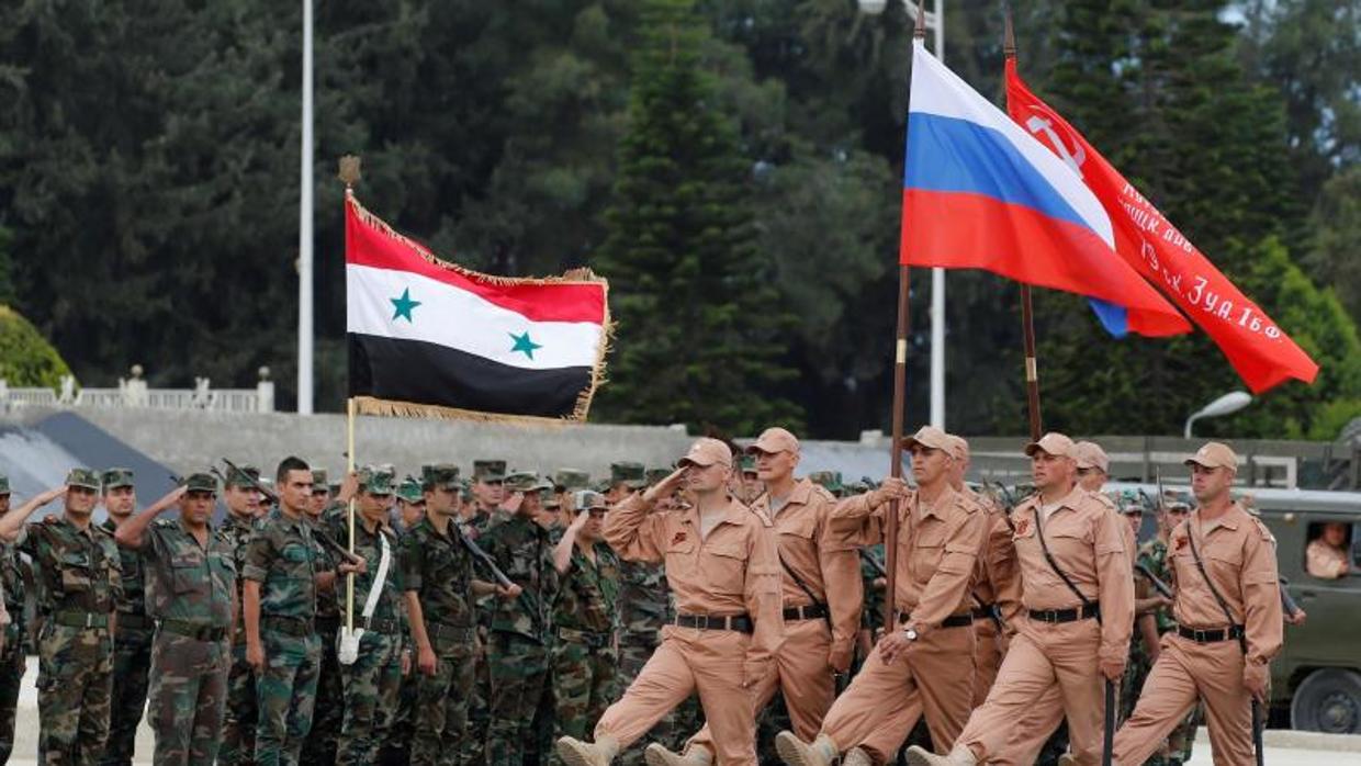 Soldados rusos en la base aérea de Hmeimym (Siria)