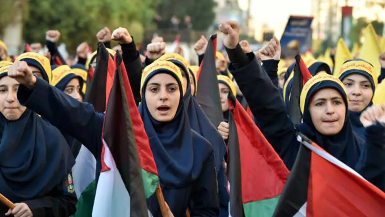 Mujeres libanesas, simpatizantes del grupo chií Hizbulá, ondean banderas palestinas durante una protesta en contra de la polémica decisión del presidente estadounidense, Donald Trump