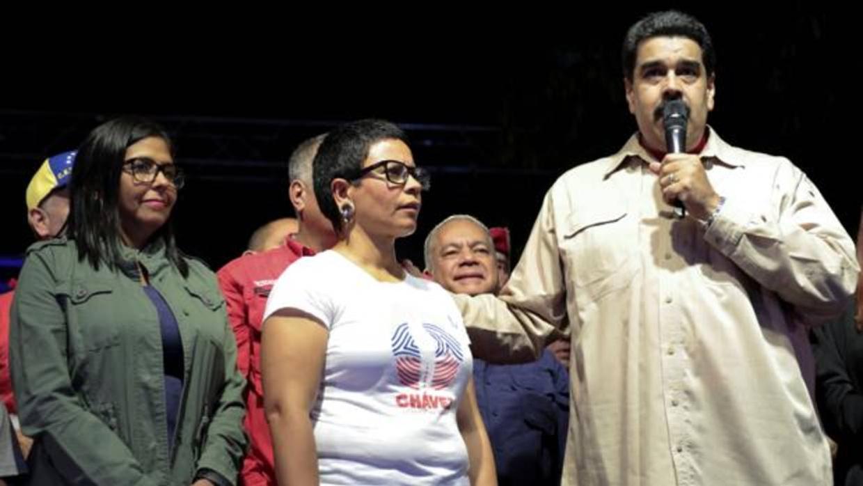 Nicolas Maduro, en un acto con seguidores junto a la alcaldesa electa de Libertador, Erika Farias (centro), y la presidenta de la Asamblea Nacional Constituyente, Delcy Rodriguez